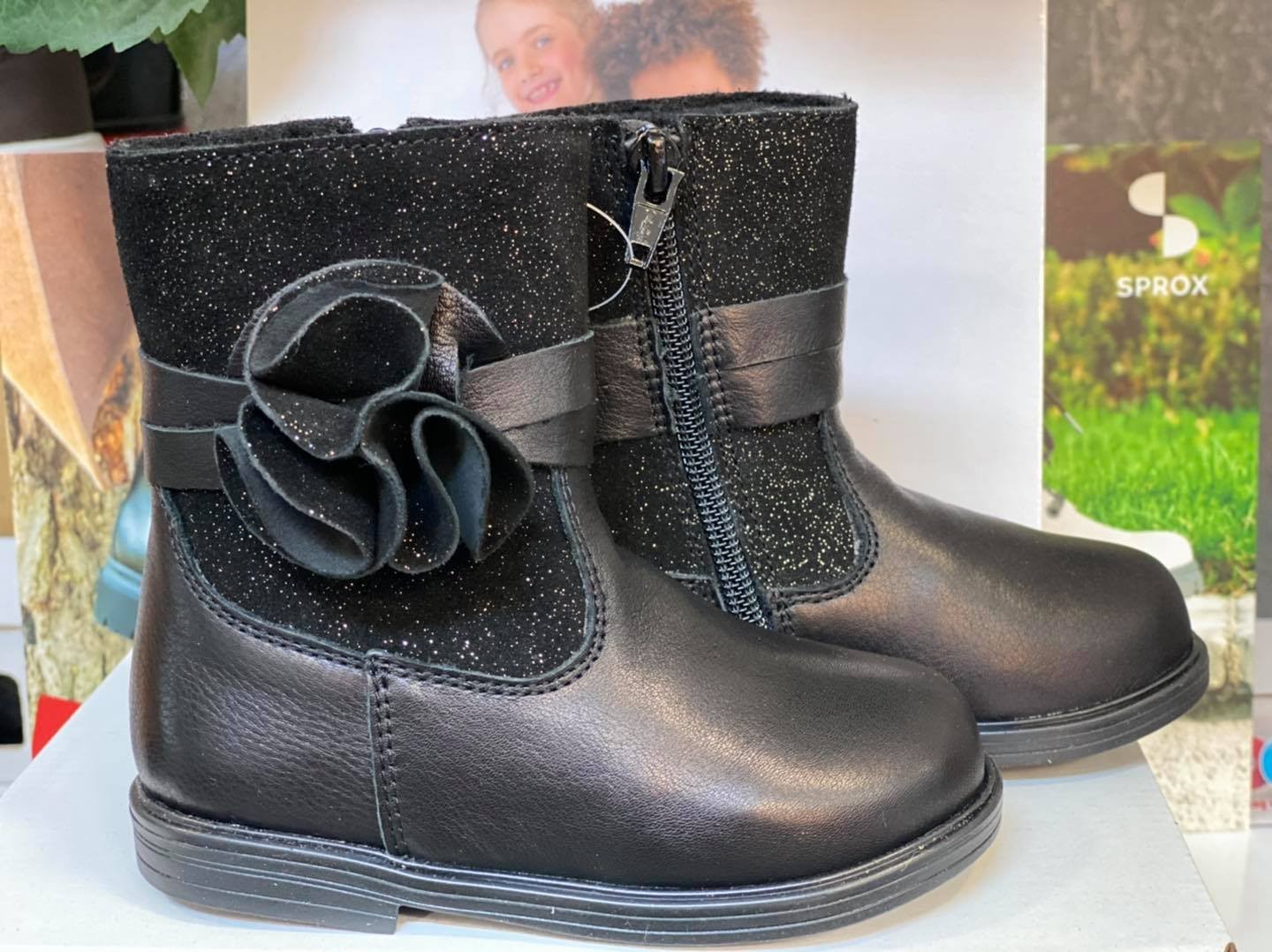 Ghete/Cizme negre cu floare aplicata f moi