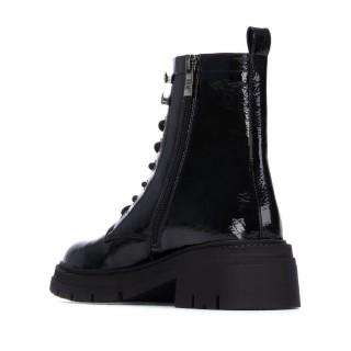 Bocanci negri din lac